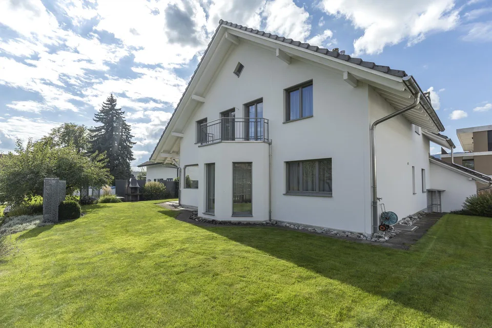 Grosszügiges Einfamilienhaus mit schönem Garten an sonniger Lage – photo 3 of 14