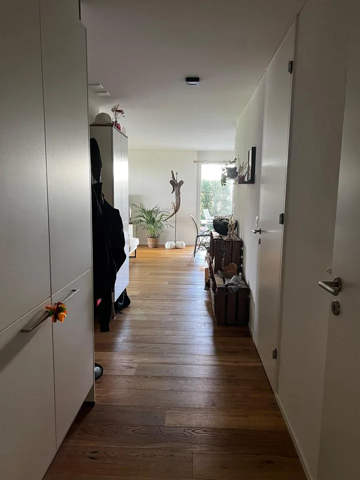Moderne 3.5-Zimmer-Gartenwohnung mit gedecktem Sitzplatz – foto 6 di 9