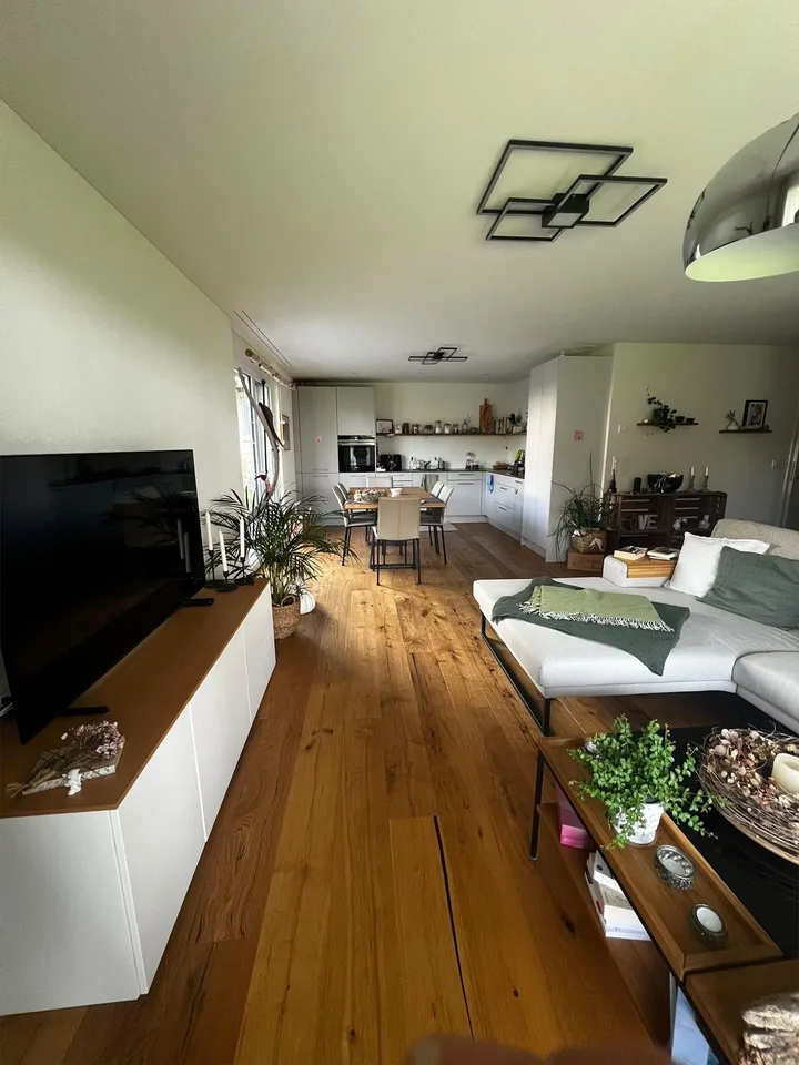 Moderne 3.5-Zimmer-Gartenwohnung mit gedecktem Sitzplatz – foto 2 di 9