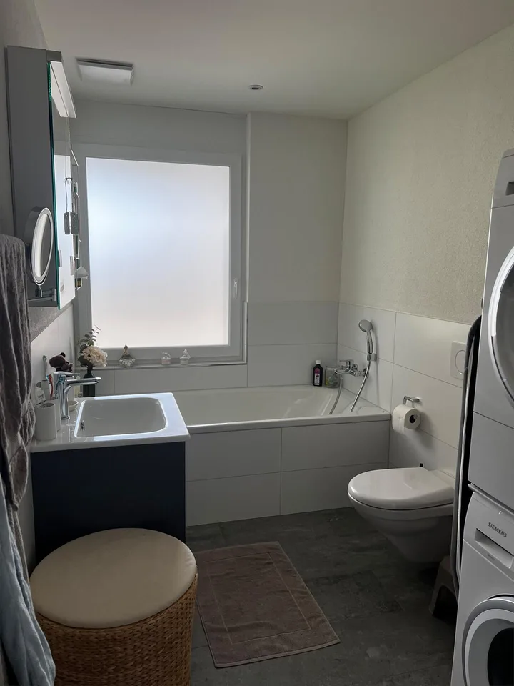 Moderne 3.5-Zimmer-Gartenwohnung mit gedecktem Sitzplatz – foto 7 di 9