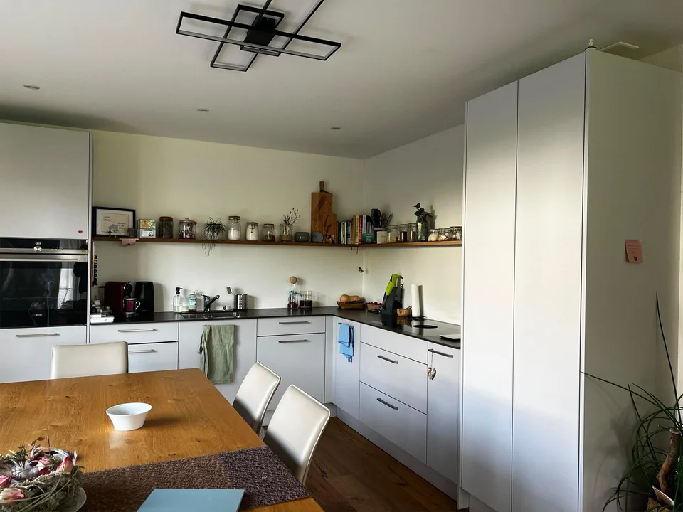 Moderne 3.5-Zimmer-Gartenwohnung mit gedecktem Sitzplatz – foto 3 di 9