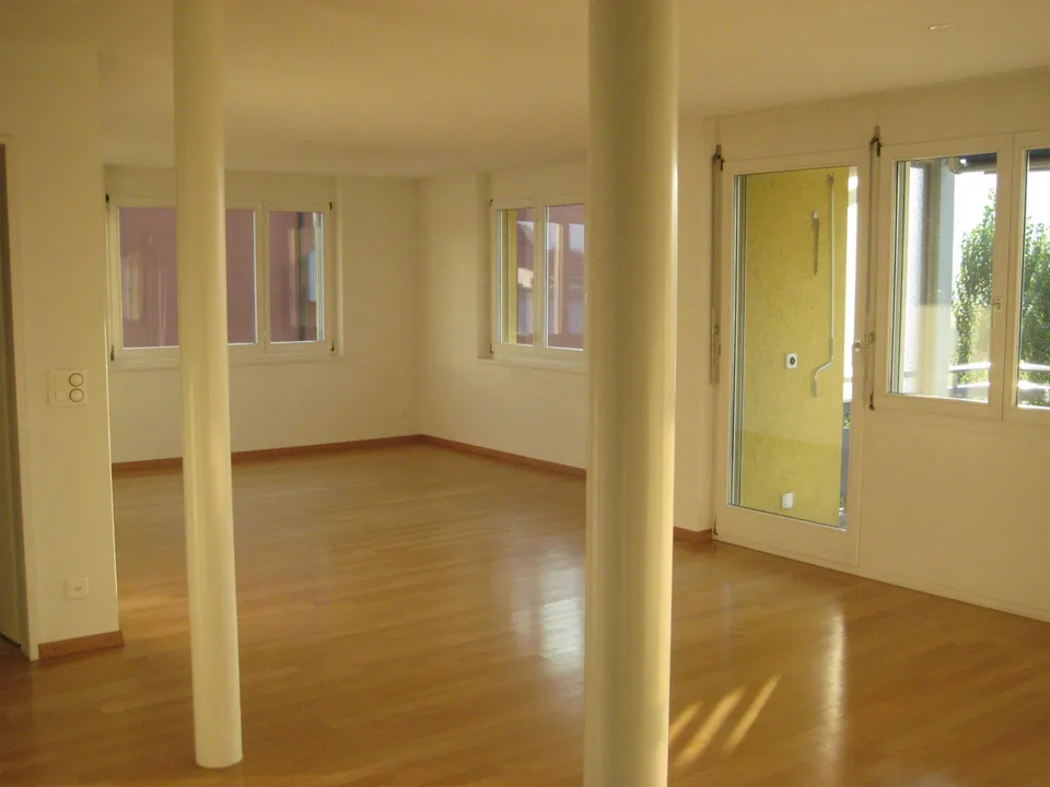 grosszügige 4.5-Zimmer-Wohnung inkl. Garagenbox + Abstellplatz – Foto 2 von 11