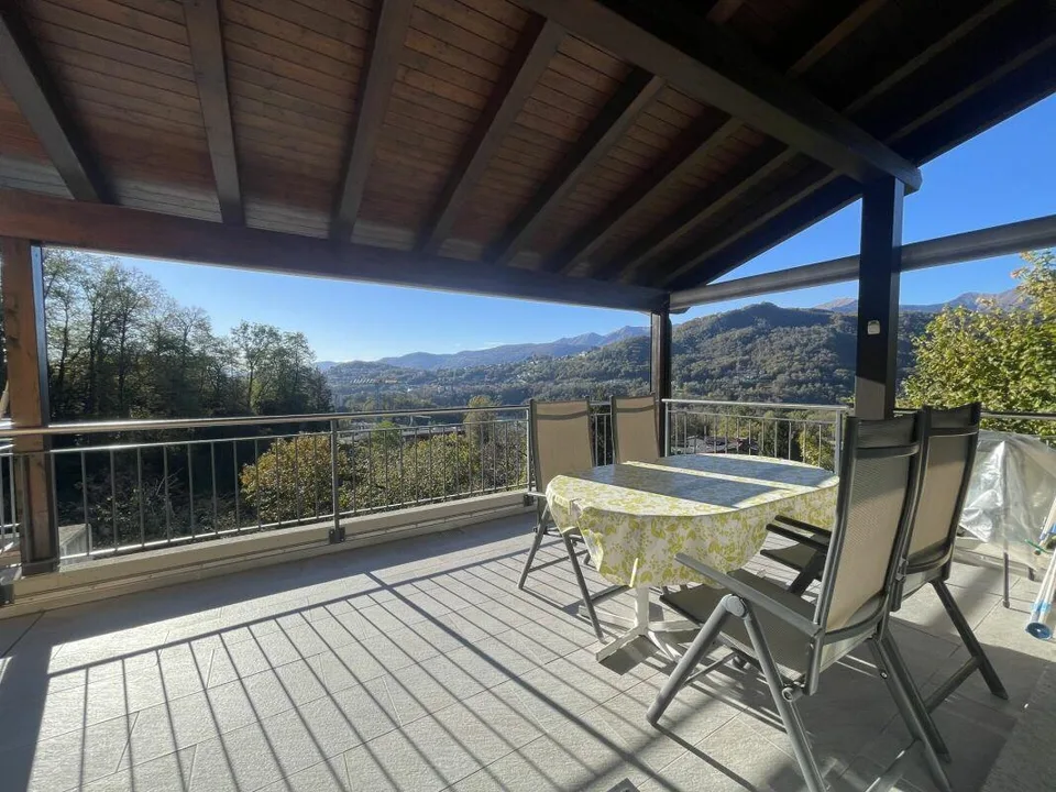 Stupenda villa con 2 appartamenti e piscina – Foto 7 von 8