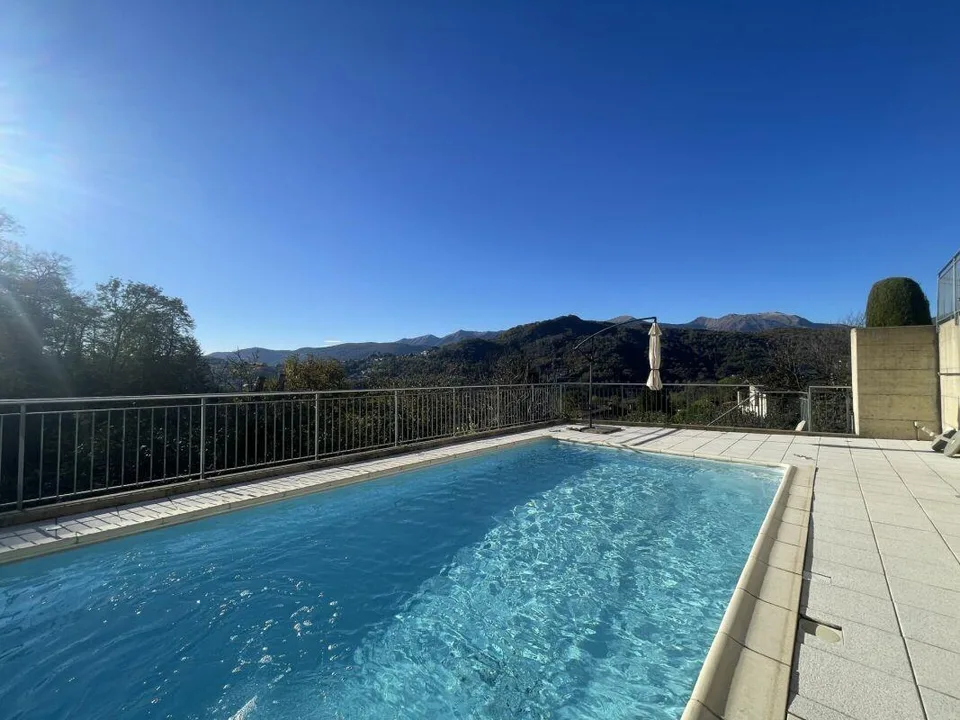 Stupenda villa con 2 appartamenti e piscina – Foto 4 von 8