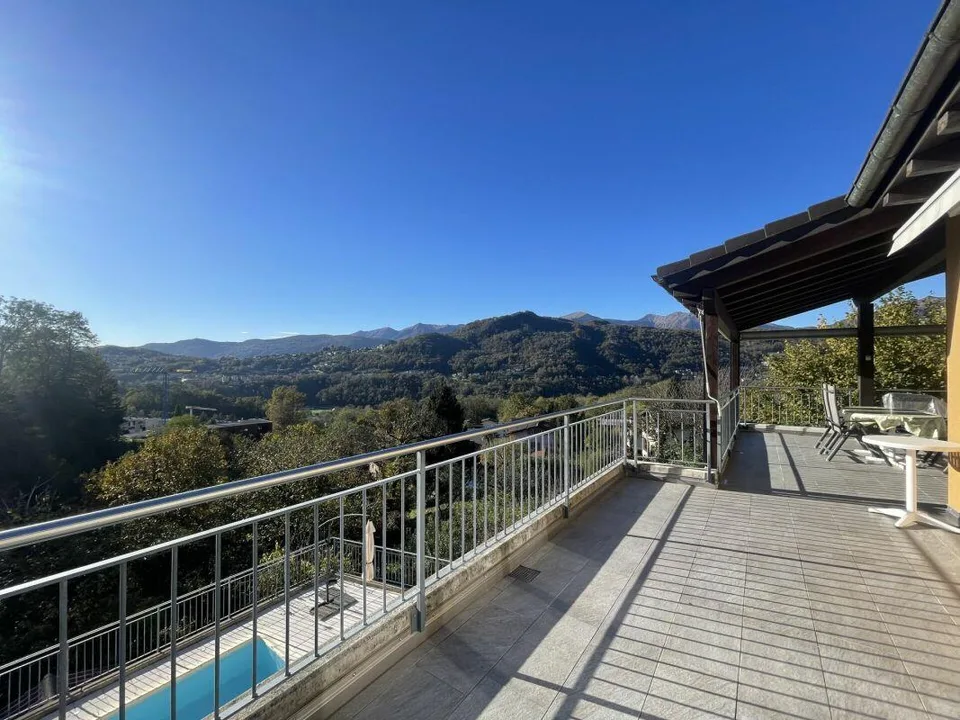 Stupenda villa con 2 appartamenti e piscina – Foto 6 von 8