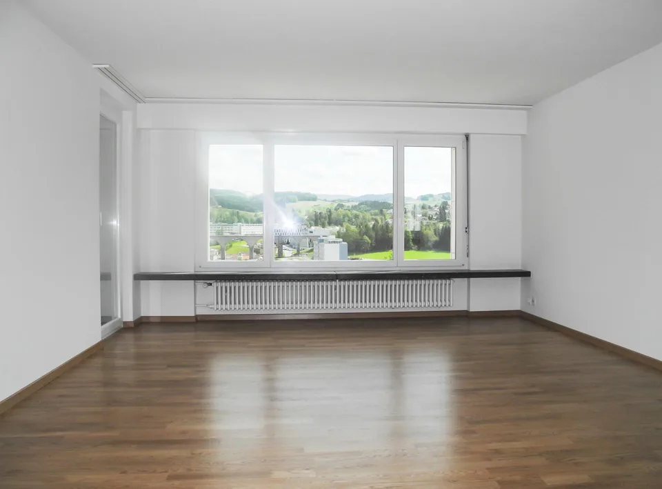 Ruhige 5.5-Zi.-Whg. im Grünen mit Weitsicht, Balkon und Sitzplatz – Foto 4 von 7