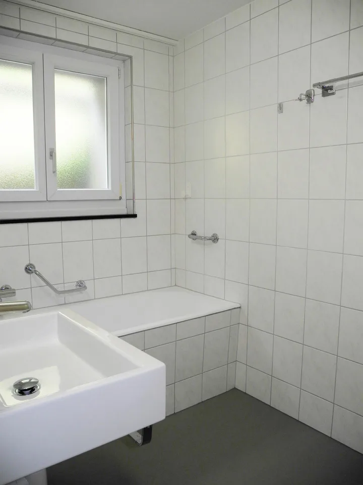 Ruhige 5.5-Zi.-Whg. im Grünen mit Weitsicht, Balkon und Sitzplatz – Foto 2 von 7