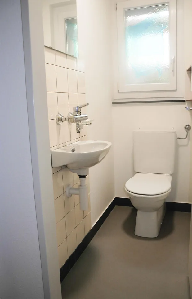 Ruhige 5.5-Zi.-Whg. im Grünen mit Weitsicht, Balkon und Sitzplatz – Foto 3 von 7