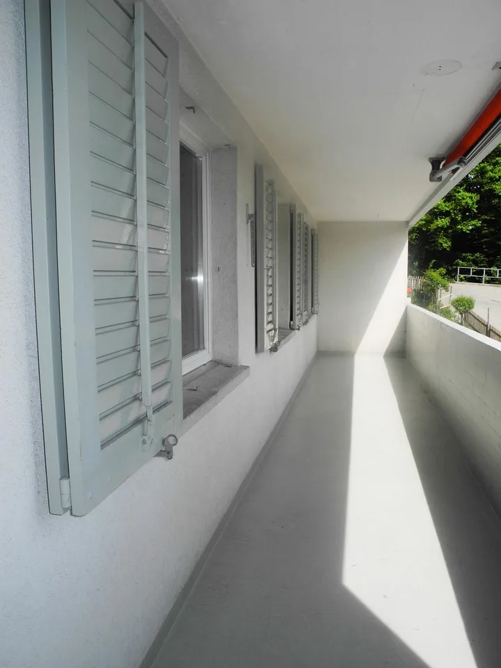 Ruhige 5.5-Zi.-Whg. im Grünen mit Weitsicht, Balkon und Sitzplatz – Foto 6 von 7