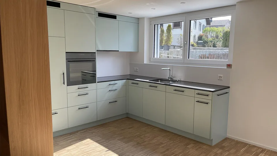 Sonnige neuwertige 2.5 Zimmer Wohnung mit Balkon – Foto 5 von 8