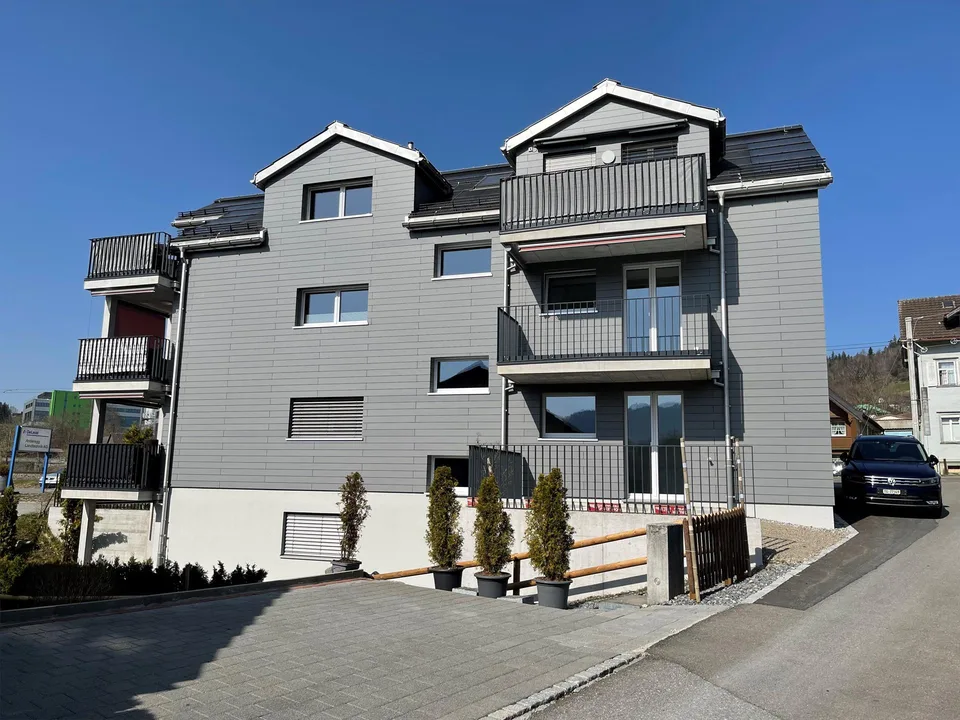 Sonnige neuwertige 2.5 Zimmer Wohnung mit Balkon – Foto 3 von 8