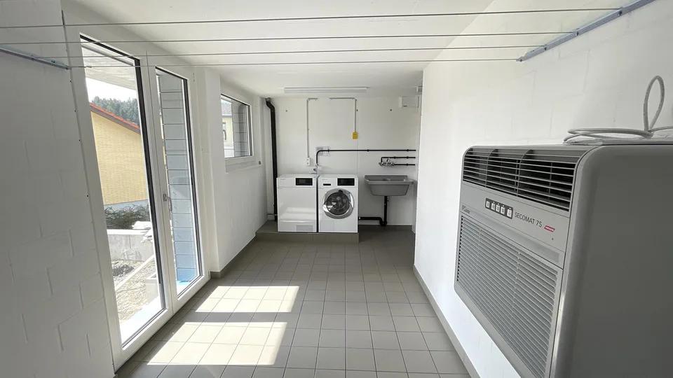 Sonnige neuwertige 2.5 Zimmer Wohnung mit Balkon – Foto 7 von 8