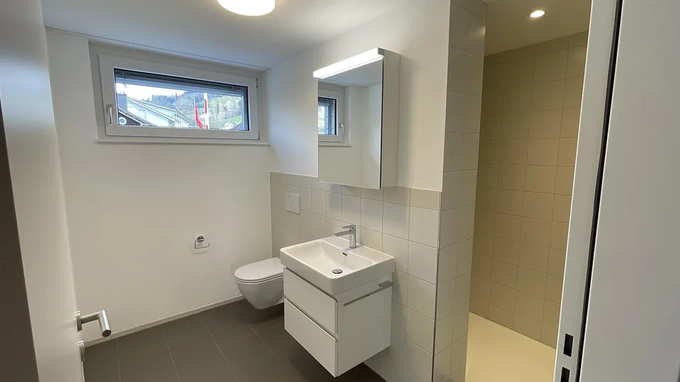 Sonnige neuwertige 2.5 Zimmer Wohnung mit Balkon – Foto 4 von 8