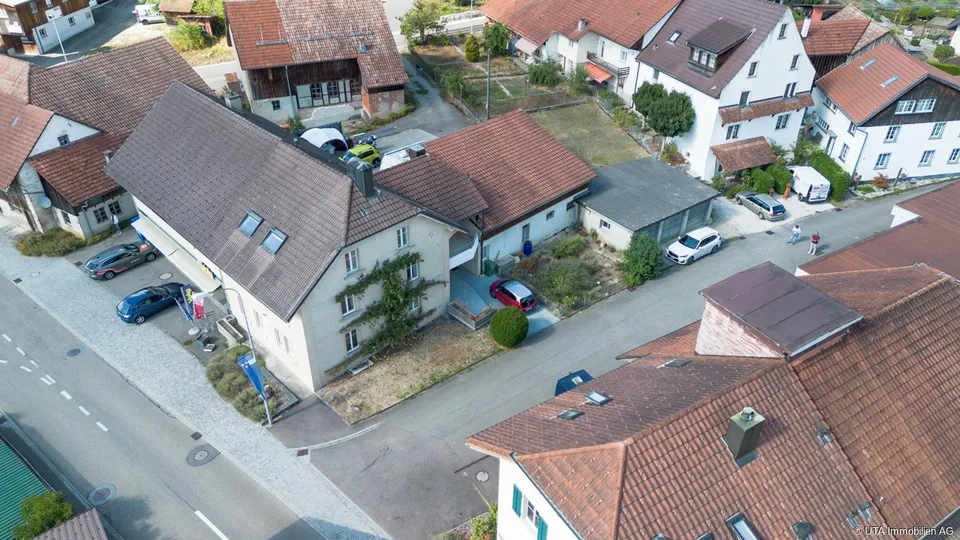 Casa unifamiliare con due appartamenti, fienile e uso polivalente – foto 2 di 23