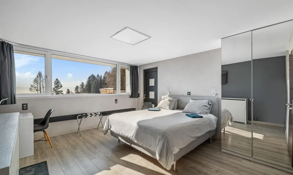 Hôtel à vendre : 26 chambres, 18'319 m² de terrain, vue sur le lac – Foto 7 von 13