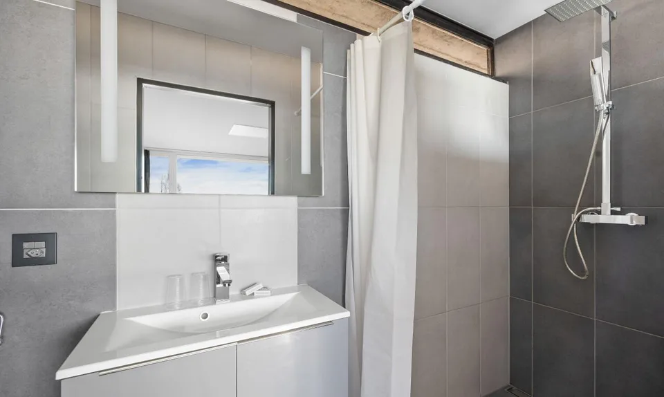 Hôtel à vendre : 26 chambres, 18'319 m² de terrain, vue sur le lac – Foto 9 von 13