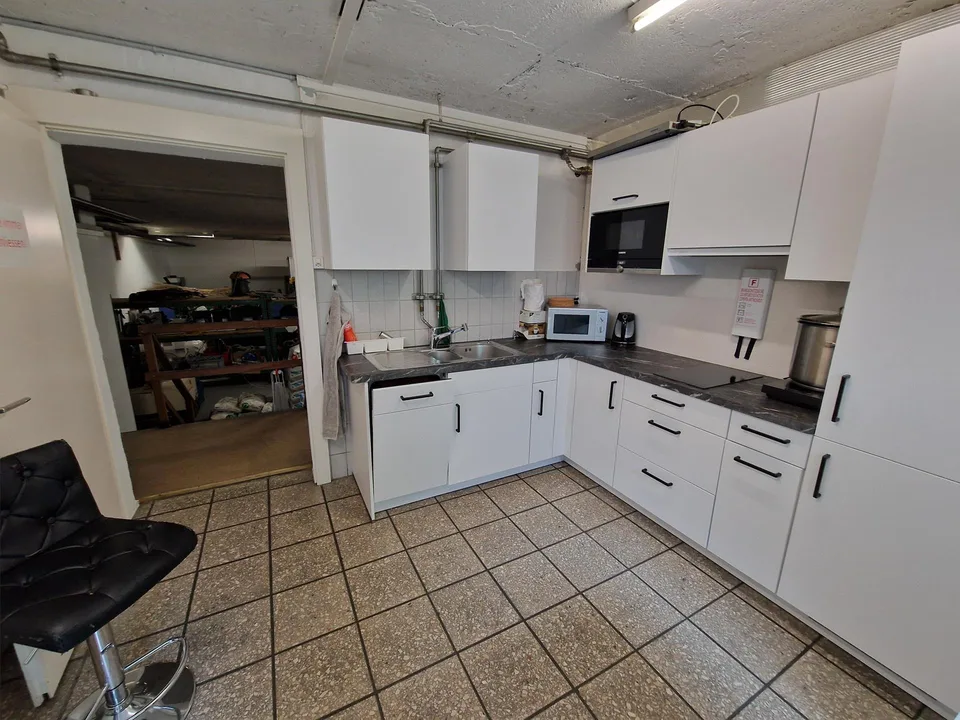 Befahrbare Gewerbefläche im EG mit Büro in Dübendorf – photo 3 sur 11
