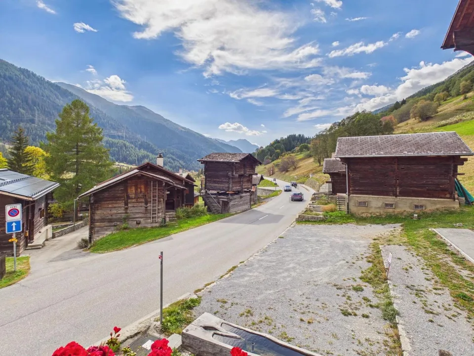 Traditional Valais house with charm and potential – photo 3 of 22