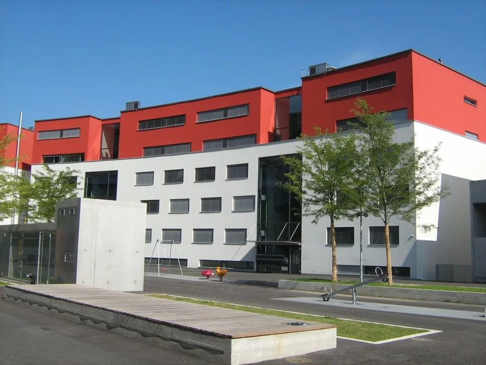 A 3 min. de la Gare CFF et de l'OFS, sous les écoles HEG-ARC – Foto 2 von 2