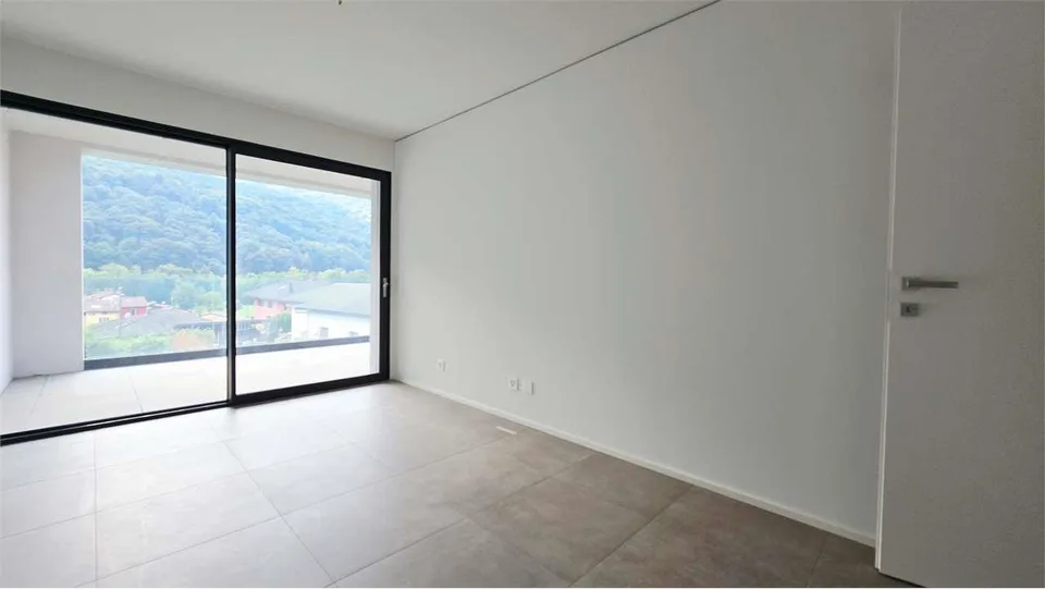 Moderno appartamento 2.5 locali con terrazza nella Residenza Due Laghi – Foto 8 von 13