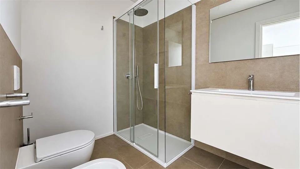Moderno appartamento 2.5 locali con terrazza nella Residenza Due Laghi – Foto 9 von 13