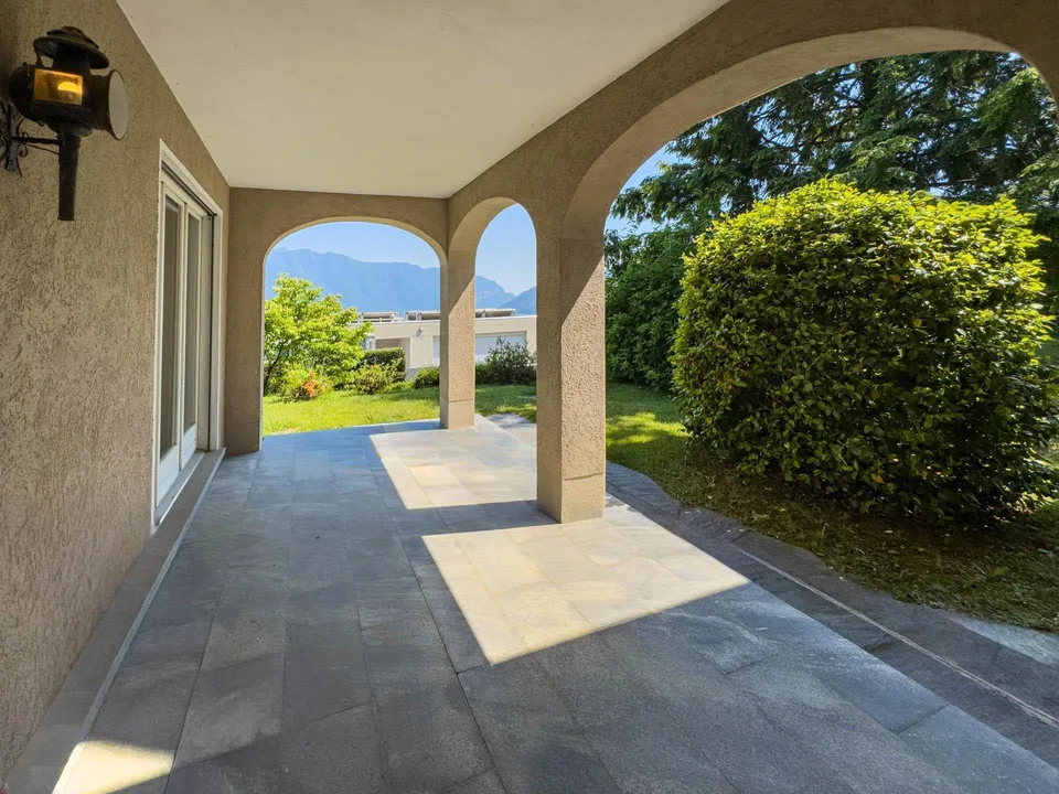 Villa con giardino e vista aperta sul golfo di Lugano a Carona – foto 2 di 17