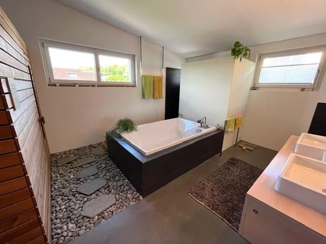Wohnen mit Weitblick - 5.5-Zimmer-Einfamilienhaus mit Naturpool. – foto 8 di 17