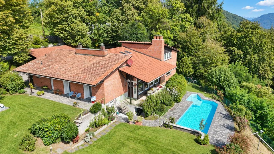 Villa d’Autore: vista golfo Lugano e Agno. Sito altamente energetico – photo 2 sur 30