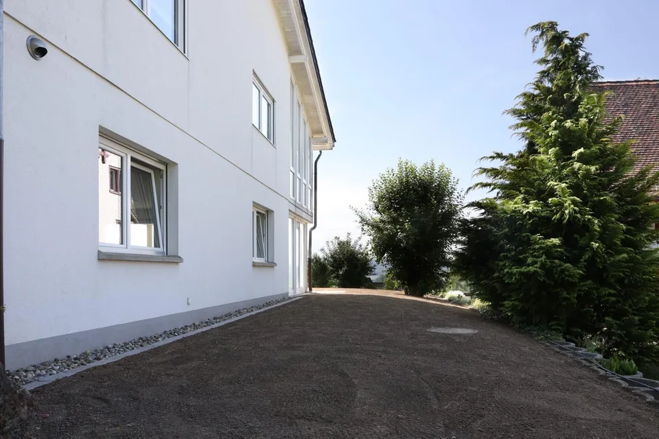 Grosszügiges Zweifamilienhaus mit 366 m² Wohnfläche und Alpenpanorama – Foto 3 von 15