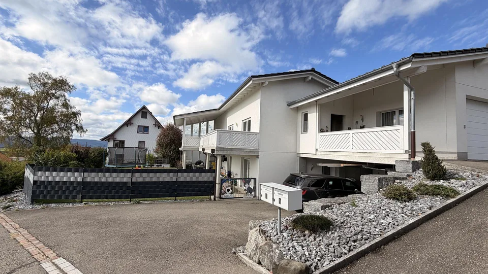 Grosszügiges Zweifamilienhaus mit 366 m² Wohnfläche und Alpenpanorama – Foto 2 von 15