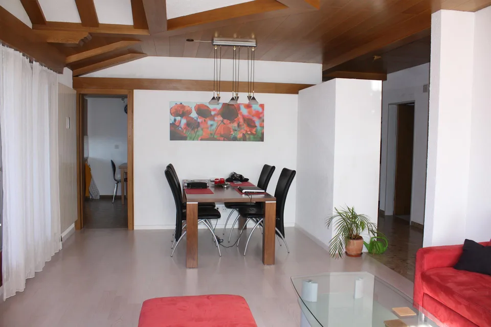 Charmante grosse 3,5 Zimmer Dachwohnung mit wunderschönen Aussicht – Foto 3 von 3