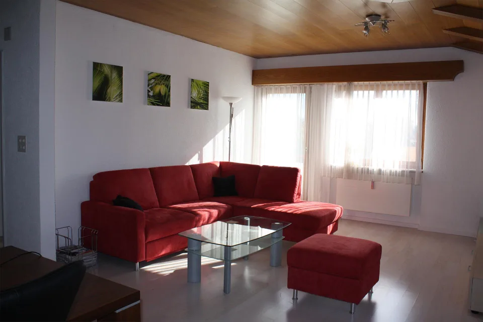 Charmante grosse 3,5 Zimmer Dachwohnung mit wunderschönen Aussicht – Foto 2 von 3
