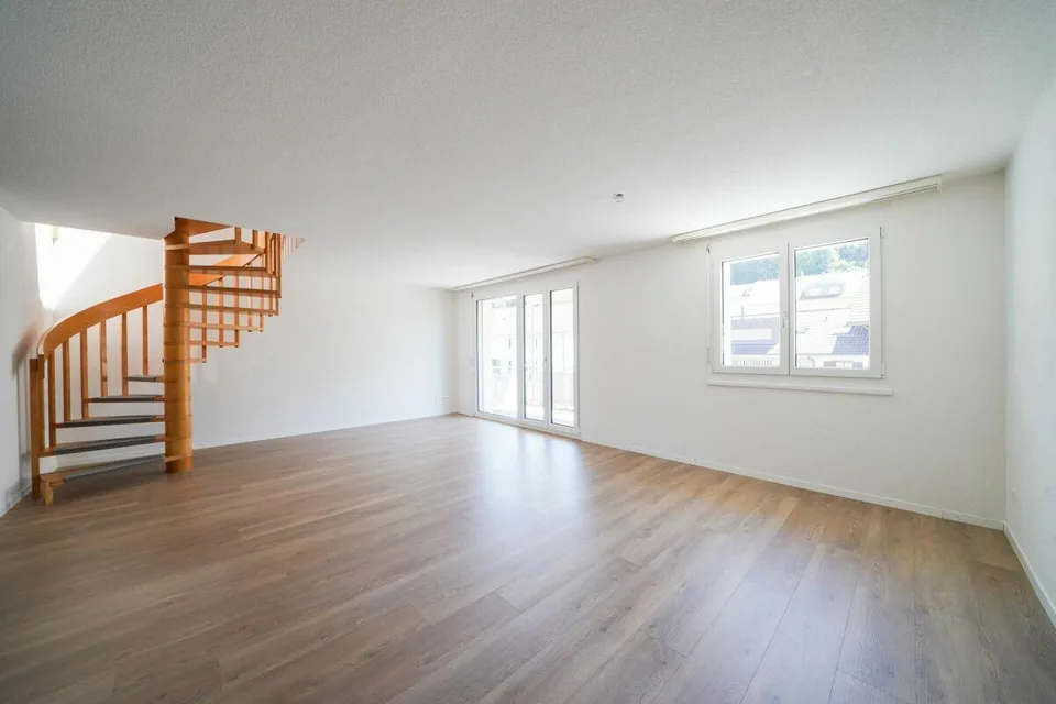 Attraktive 6.5-Zimmer-Maisonettewohnung - Wohnkomfort auf zwei Ebenen – Foto 2 von 9