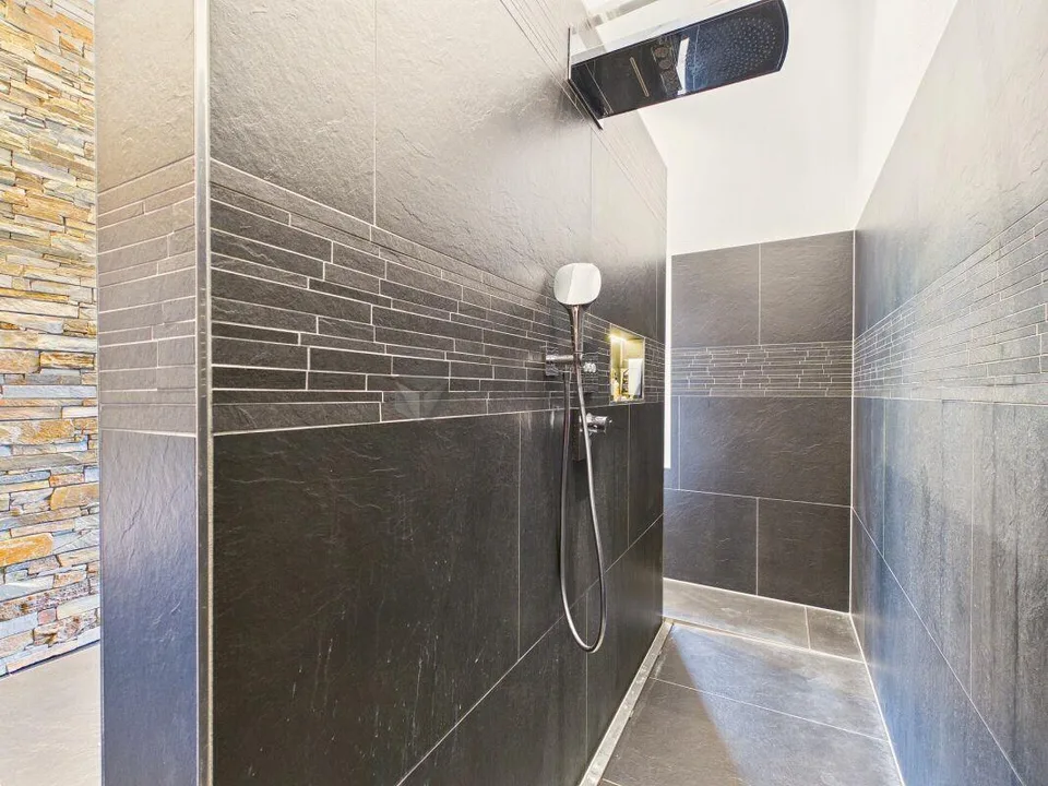 Vivere con carattere: Elegante sogno di 4,5 stanze con altezza di 6 m, bagno spa ensuite e loggia vetrata – foto 11 di 15