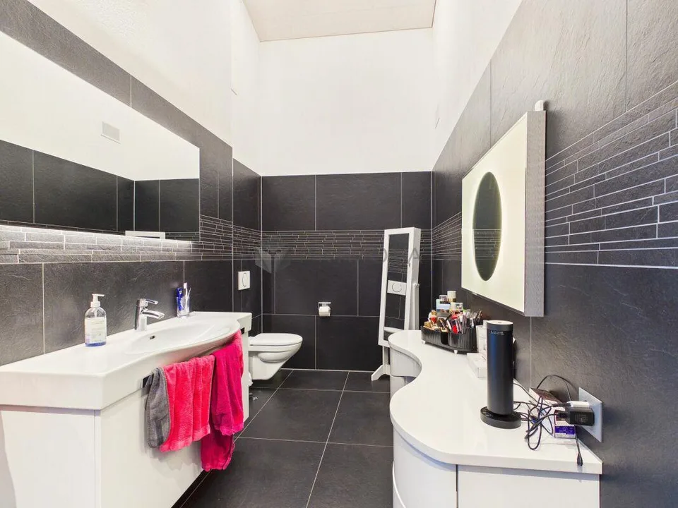 Vivere con carattere: Elegante sogno di 4,5 stanze con altezza di 6 m, bagno spa ensuite e loggia vetrata – foto 12 di 15