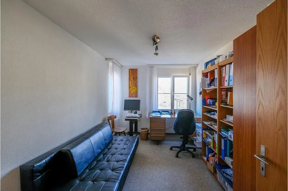 Appartement spacieux 3.5 pièces dans un emplacement extrêmement central et ensoleillé à Fislisbach près de Baden ! – photo 4 sur 13