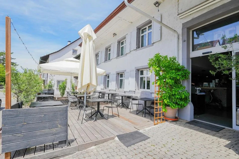 Ideal zentral: Vermietetes Wohn- und Geschäftshaus mit Potential un... – photo 2 sur 13