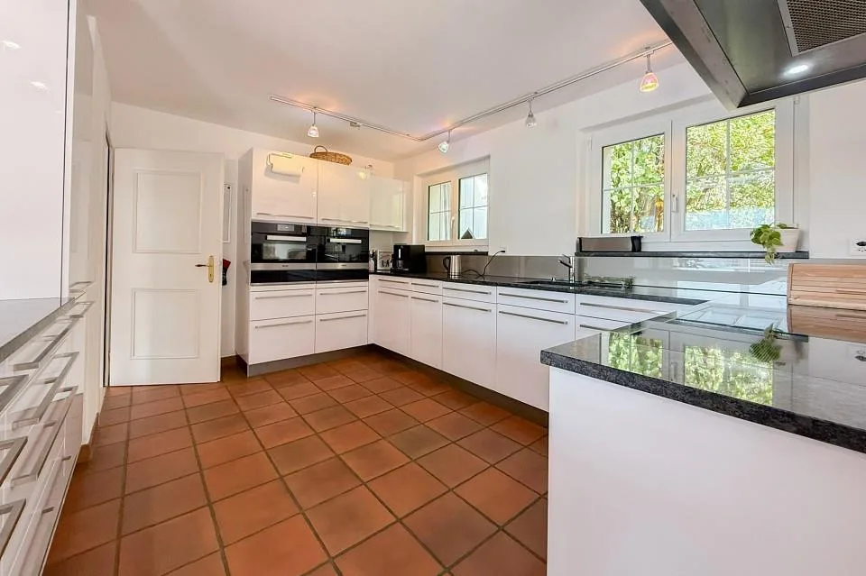 Ampia casa familiare di 5.5 locali con giardino e molta privacy – foto 8 di 13