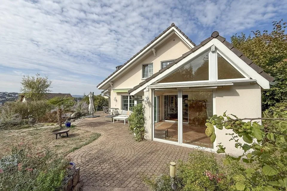 Ampia casa familiare di 5.5 locali con giardino e molta privacy – foto 4 di 13