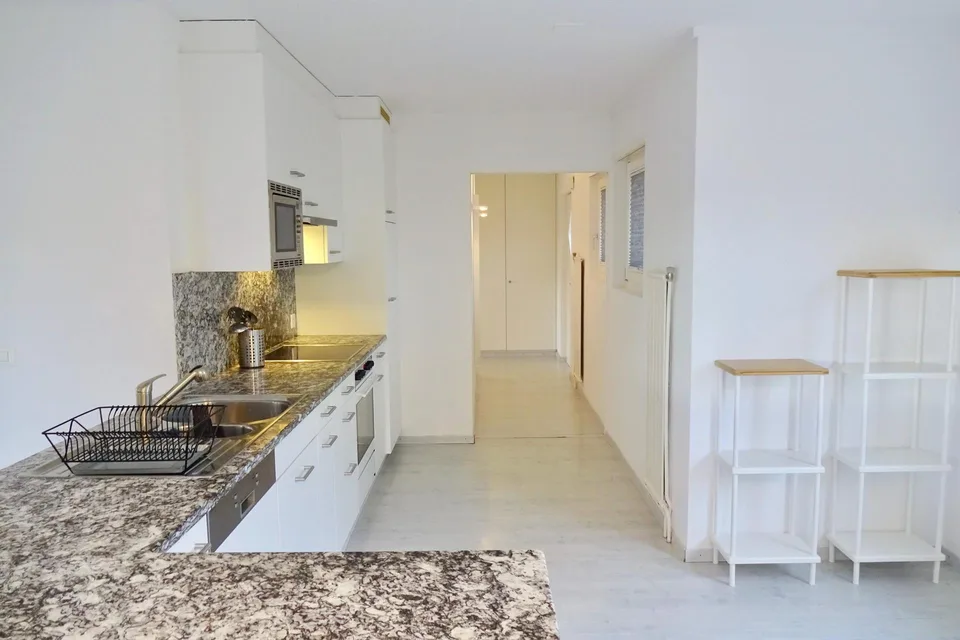 Möbliertes Zimmer in 4er WG mit grossem Wohnzimmer & Balkon – foto 12 di 14