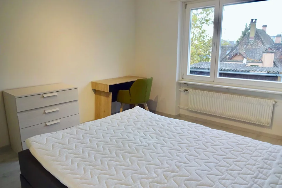 Möbliertes Zimmer in 4er WG mit grossem Wohnzimmer & Balkon – foto 8 di 14