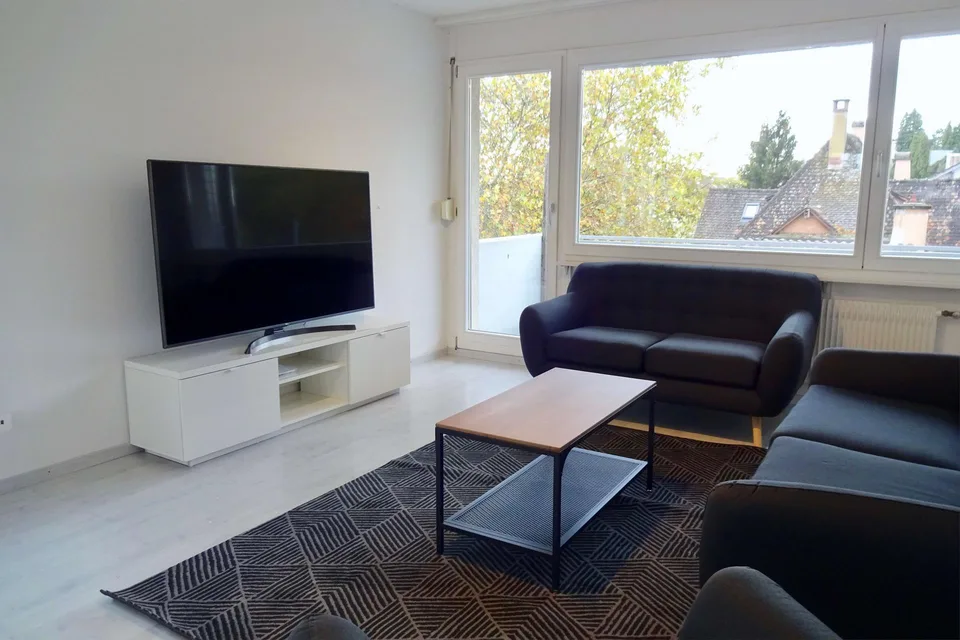 Möbliertes Zimmer in 4er WG mit grossem Wohnzimmer & Balkon – foto 2 di 14