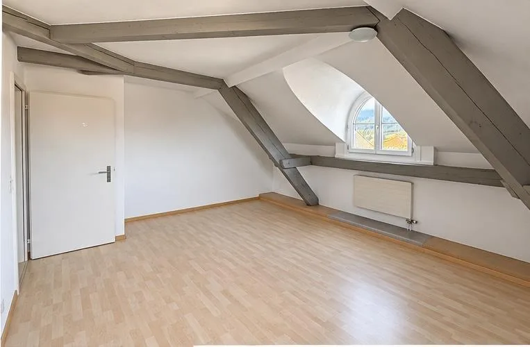 Charmante 2.5-Zimmer-Dachwohnung mit schöner Aussicht – photo 8 sur 14