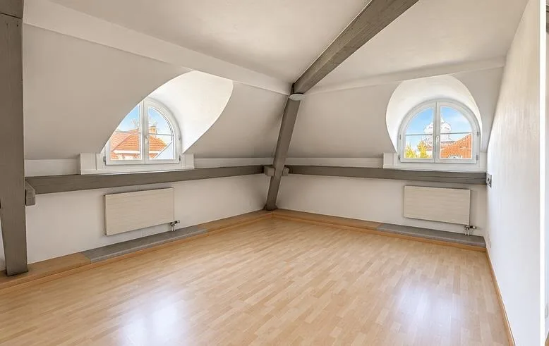 Charmante 2.5-Zimmer-Dachwohnung mit schöner Aussicht – photo 7 sur 14