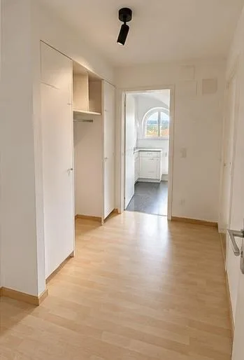 Charmante 2.5-Zimmer-Dachwohnung mit schöner Aussicht – photo 3 sur 14