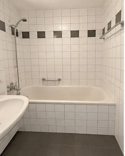 Charmante 2.5-Zimmer-Dachwohnung mit schöner Aussicht – photo 12 sur 14