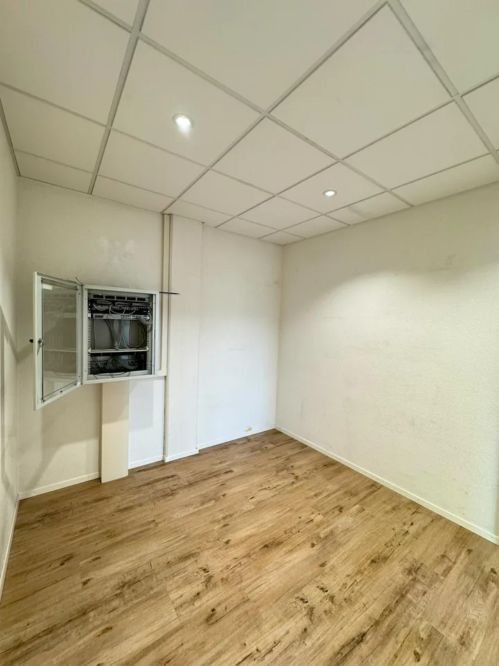Helle und moderne Büro-/Gewerberäumlichkeiten an bester Lage in Urdorf – Foto 7 von 9