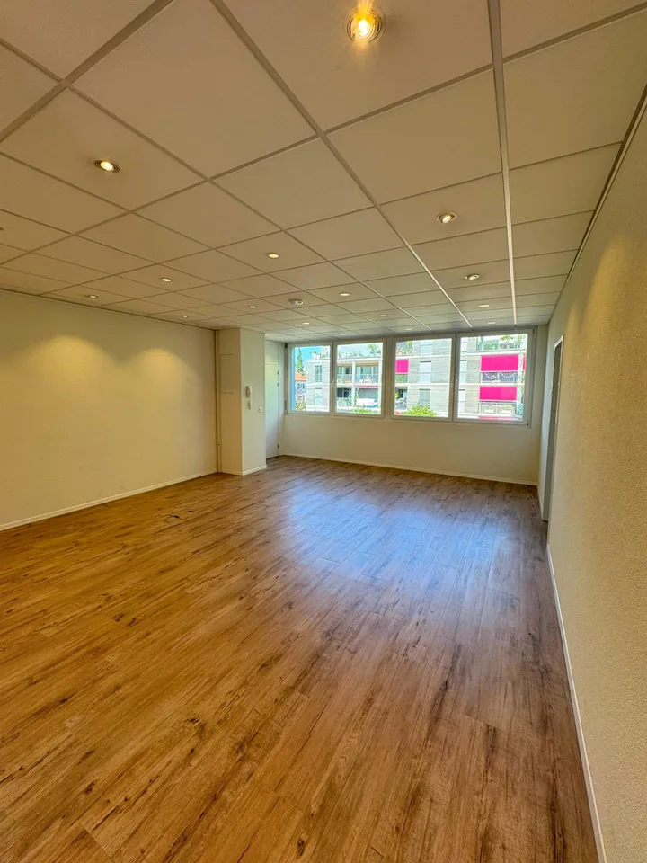 Helle und moderne Büro-/Gewerberäumlichkeiten an bester Lage in Urdorf – Foto 2 von 9