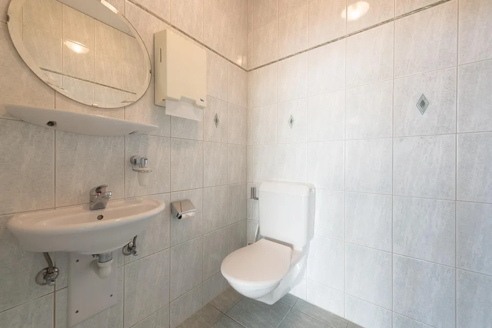 Vielseitig nutzbarer Gewerberaum zu vermieten – photo 7 sur 8