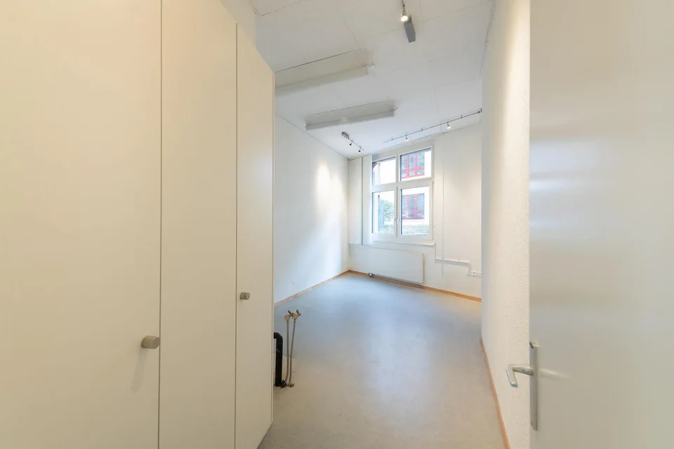 Vielseitig nutzbarer Gewerberaum zu vermieten – photo 3 sur 8